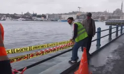 Galata Köprüsü'nde balık tutan kişi, yaslandığı korkuluk kırılınca denize düştü