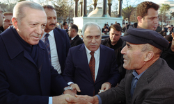 Erdoğan Sultanahmet Meydanı’nda vatandaşlara kandil simidi dağıttı