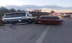 Kamyonet, emniyet şeridinde bekleyen 2 çekiciye çarptı; 1 ölü, 1 yaralı