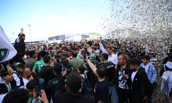 3. Lig'e yükselmeyi garantileyen 12 Bingölspor'dan coşkulu kutlama