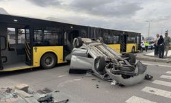 Belediye otobüsüyle otomobilin çarpıştığı kazada 9 kişi yaralandı
