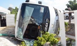 Antalya'da turistleri taşıyan midibüs devrildi: 19 yaralı