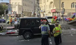 Almanya Stuttgart'ta bir araç kalabalığın arasına daldı