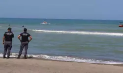 Boğulma tehlikesi geçiren iki çocuğu kurtarmak için denize girdi; hayatını kaybetti