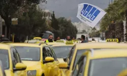 Atina'da 48 saatlik greve giden taksiciler havalimanında eylem yaptı
