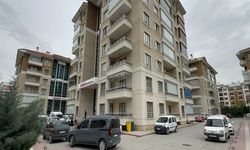 Eşini bıçakla öldürüp, başında bekledi