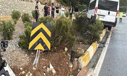 Servis minibüsü ile otomobil çarpıştı; 16 kişi yaralandı