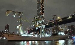 Meksika donanmasına ait geminin Brooklyn Köprüsü'ne çarptı