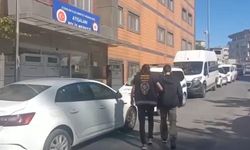 Esenler'de elinde satırla sokakta gezen şüpheli yakalandı