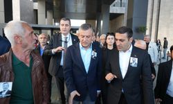 Son Dakika: Özgür Özel,  Sırrı Süreyya Önder'i anması çıkışında saldırıya uğradı
