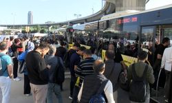 İstanbul'da halk otobüsleri kontak kapattı: Duraklarda yoğunluk oluştu