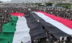 Yemen'de "ABD'nin yenilgisini" kutlama gösterisi