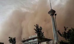 İran'da kum fırtınası nedeniyle okullar tatil edildi