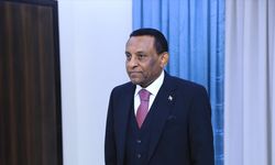 Sudan'da yeni atanan başbakan İdris, yemin ederek görevine başladı