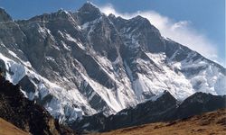 Dünyanın dördüncü en yüksek dağı Lhotse'de iki dağcı hayatını kaybetti