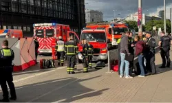 Almanya'da tren istasyonunda bıçaklı saldırı; 12 kişi yaralandı