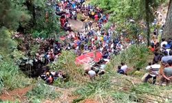 Sri Lanka'da otobüs uçuruma yuvarlandı: 21 ölü