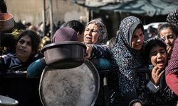 İsrail, Gazze'ye 'temel miktarda gıda' geçişine izin verdi