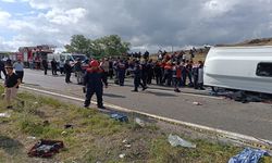Cenazeden dönenleri taşıyan midibüs devrildi; 2 ölü, 27 yaralı