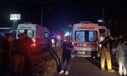 İşçi servis minibüsü, park halindeki TIR’a çarptı: 5’i ağır, 20 yaralı