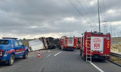 Kocaeli'de devrilen tırın sürücüsü öldü, 3 kişi yaralandı