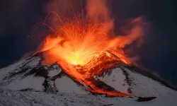 İtalya'da Etna Yanardağı güçlü şekilde kül ve lav püskürttü