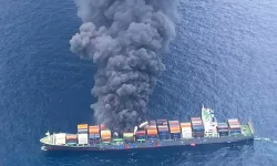 Hindistan, Kerala açıklarında yanan yük gemisini sahilden uzaklaştıracak