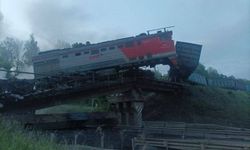 Yolcu treni, otoyol köprüsünün altında kaldı! 7 ölü