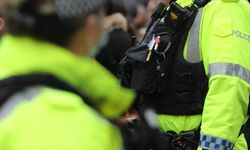 Kuzey İrlanda'daki göçmen karşıtı eylemlerde 17 polis yaralandı