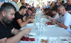 Manisa'da kiraz yeme yarışması: 10 dakikada 2 kilo 592 gram kiraz yedi!