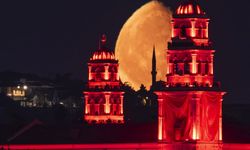 Türkiye'de yarım ay manzarası görenleri büyüledi