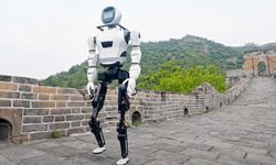 İnsansı robotlar Çin Seddi'nde buluştu: Modern teknoloji ve tarih bir arada!