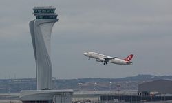 Antalya'da iniş takımından duman çıkan uçak acil iniş yaptı