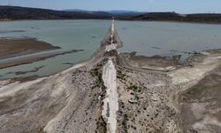 Kuraklık eski İzmir-Çeşme kara yolunu ortaya çıkardı