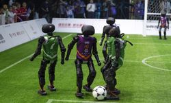 Çin'de insansı robotların ilk beşerli futbol maçı