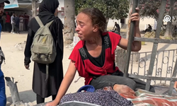 Annesini yitiren Gazzeli kızın feryadı yürek burktu