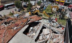 Balıkesir'de yıkılan binada enkaz çalışması başladı