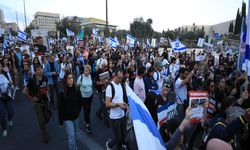 Netanyahu'nun evinin önünde protesto: Esirler dönene kadar bayram yok!