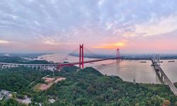 Çin’in ilk çift katlı kara ve demir yolu köprüsü trafiğe açıldı