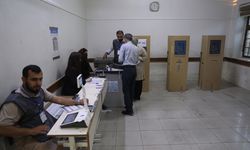 Irak'ta güvenlik güçleri parlamento seçimi için oy kullanmaya başladı