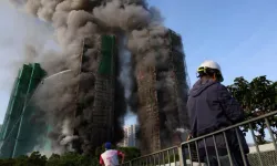 Hong Kong'da gökdelende yangın!