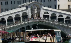 Rialto Köprüsü’ne tekne çarptı: Şüpheli kaçarken yakalandı