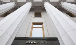 Ukrayna parlamentosu karıştı: Milletvekilleri birbirine girdi