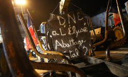 Fransa'da çiftçilerden eylem: Traktörlerin kontağı kapandı