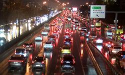 Haftanın ilk gününde İstanbul trafiği kilitlendi: Yoğunluk %76’ya çıktı