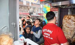 Sadettin Saran’ın 'sözünü tut' dediği esnaf, 300 kilo tavuk döner dağıttı