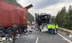 Osmaniye'de yolcu otobüsü, TIR'a çarptı; 6 ölü, 11 yaralı