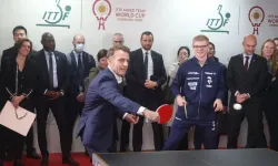 Macron, Çinli ve Fransız sporcularla masa tenisi oynadı