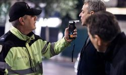 Yunanistan'da polisler Başbakan Miçotakis'e alkolmetre üfletti