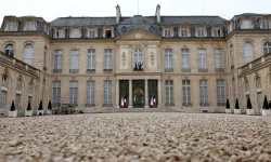 Paris'te skandallar bitmiyor: Bu kez de saray soyuldu!